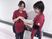 制服の職員が廊下で確認  