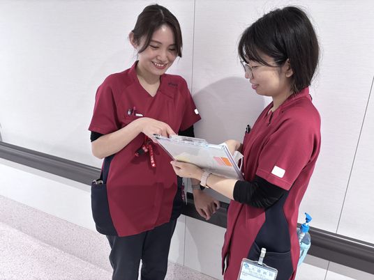 制服の職員が廊下で確認  
