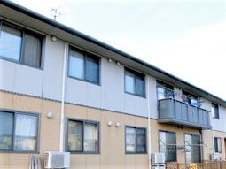 明るい日差しの外観