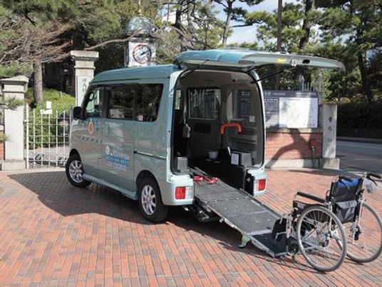 送迎車と車椅子の乗降口  