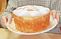 手作りケーキを持つ人