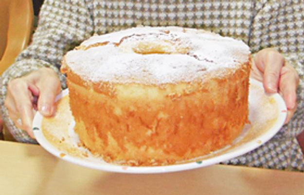 手作りケーキを持つ人