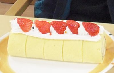 苺の乗ったロールケーキ