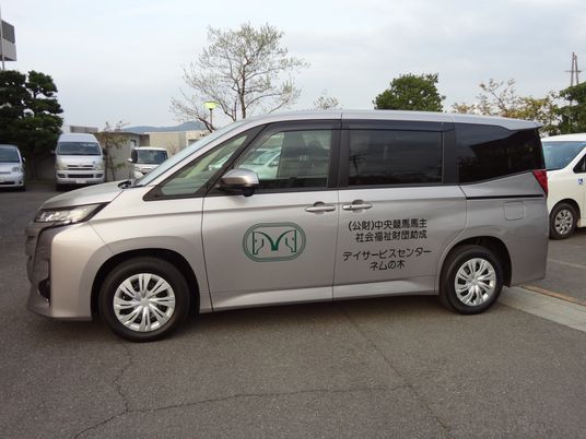 送迎車が停まる駐車場  