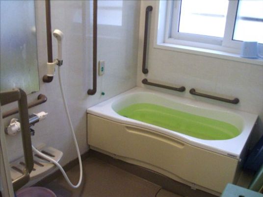 バリアフリー設計の浴室