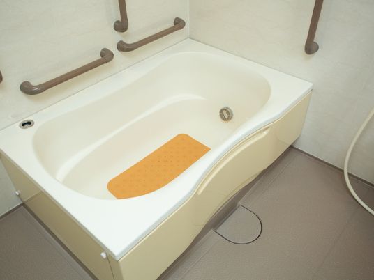 安全手すり付きの浴槽