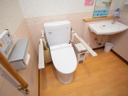 手すり付き清潔なトイレ