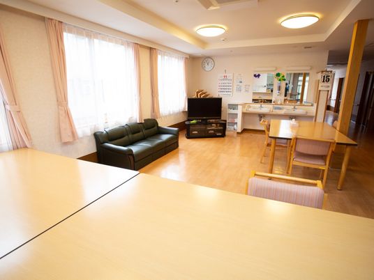 共有スペースの明るい居室