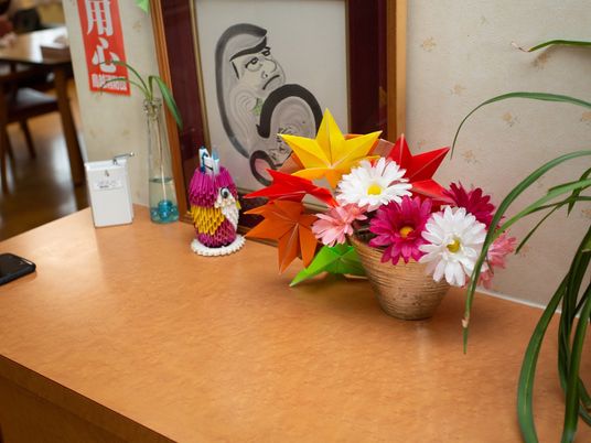 折り紙の花と飾り物