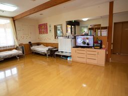 明るい居室の様子