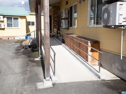 屋外のスロープ付き通路