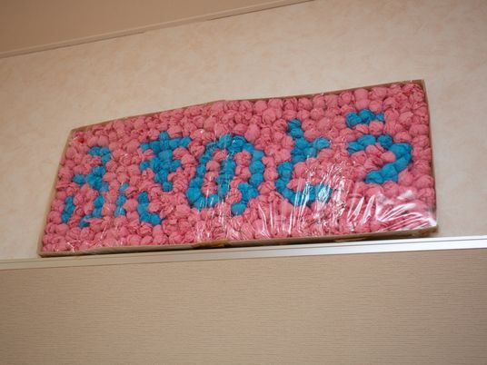 壁に取り付けられたアート作品