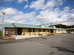 広々とした外観の建物