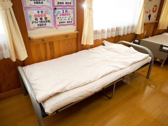 清潔な居室のベッド