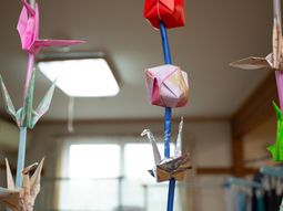 色とりどりの折り紙装飾