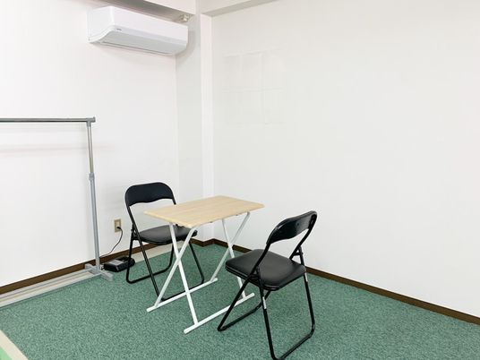 机と椅子のある多目的室  