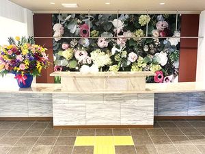 花飾りの受付ロビー  
