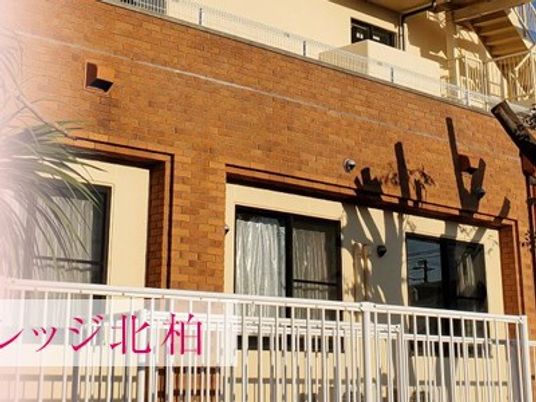 日差しが当たる外観  