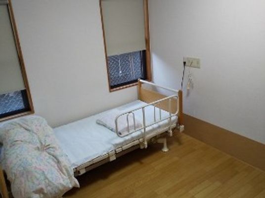居室のベッドと窓  