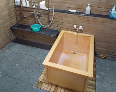 木製浴槽の浴室
