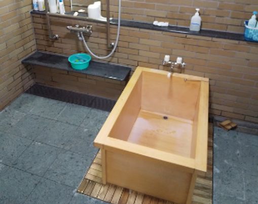 木製浴槽の浴室
