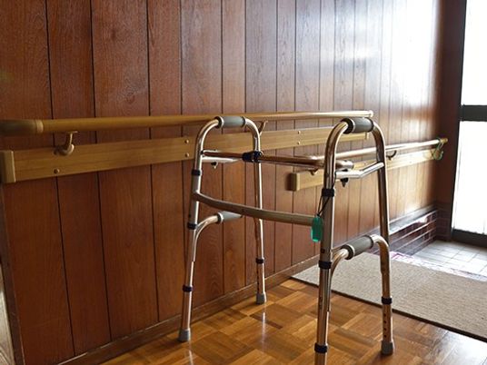 手すり付き歩行器のある廊下  