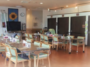 明るい食堂の様子  