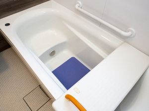 手すり付き浴槽の浴室  