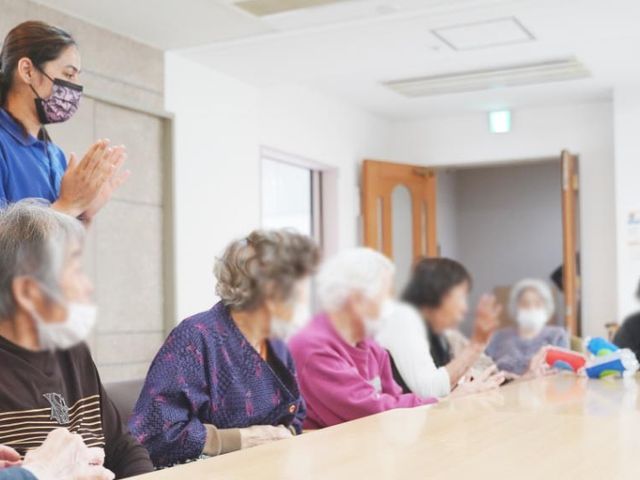 交流する人々の場所 ラウンジ 広々とした明るいスペースで、利用者同士の交流を深めることができます。リラックスしながら楽しい時間を過ごせます。