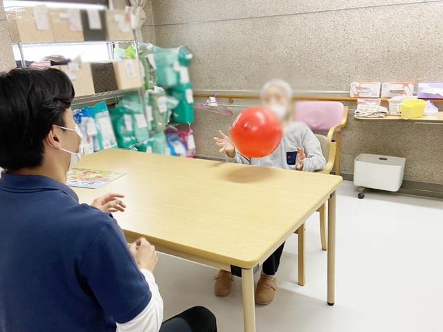 活動を行う室内 多目的室 和やかな雰囲気の中で、レクリエーション活動が楽しめるスペースです。広びろとしています。