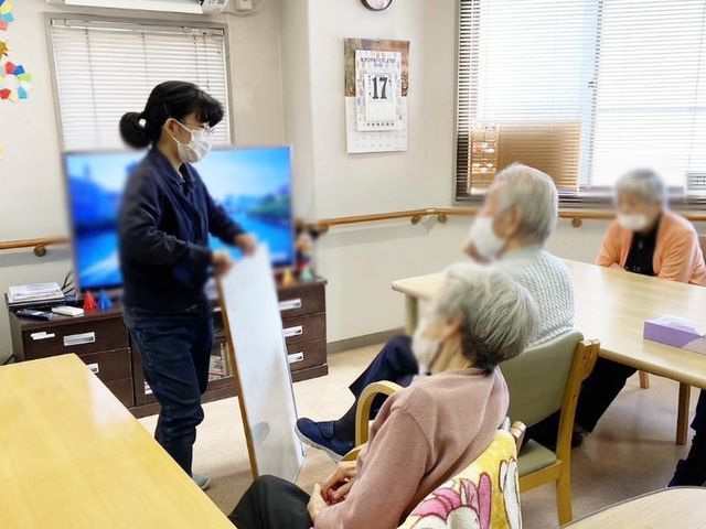 対話の場所 ラウンジ 自然光が入る明るい空間で、利用者とスタッフが交流する様子です。リラックスした対話を促進します。