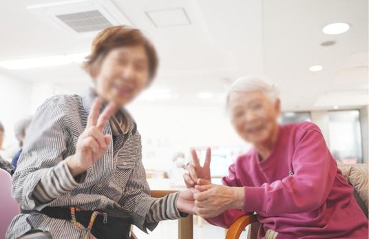 楽しそうな様子のラウンジ