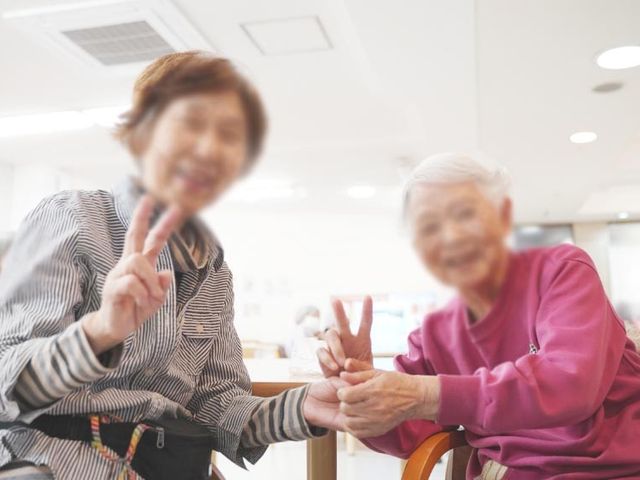 楽しそうな様子のラウンジ ラウンジ 広々としたラウンジで、利用者の方々が和やかに交流を楽しんでいます。自然光が差し込み、明るい空間です。