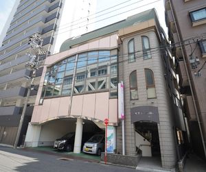 高層ビルに囲まれた建物外観