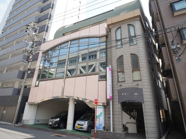 高層ビルに囲まれた建物外観 外観 周囲の建物に調和したデザインで、交通の便にも優れている点が魅力です。