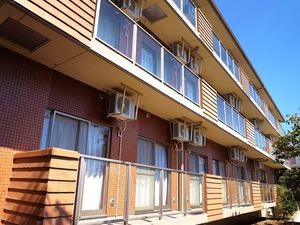 明るい建物の外観  