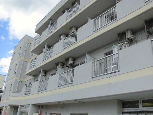 白い建物の外観  