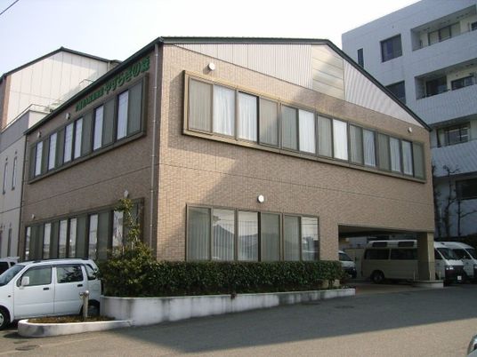 落ち着いた雰囲気の建物外観