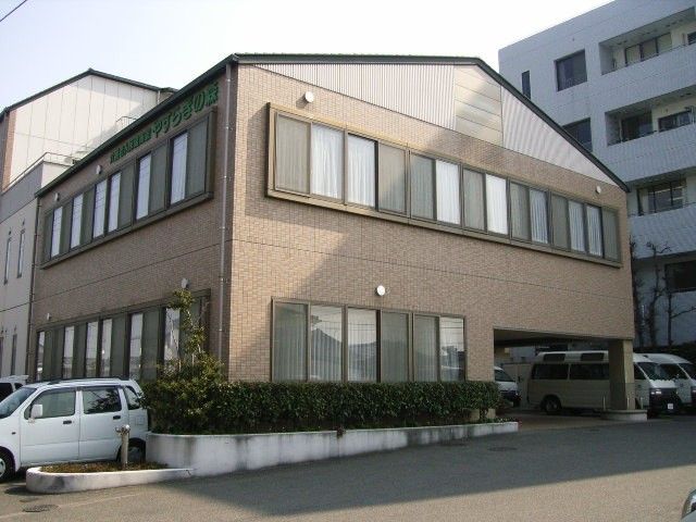 落ち着いた雰囲気の建物外観