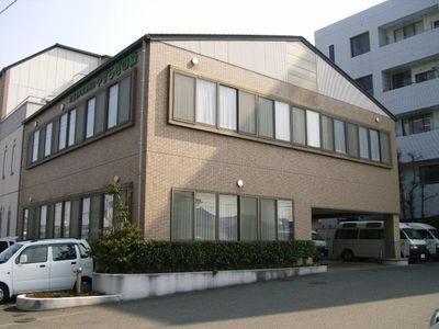 落ち着いた雰囲気の建物外観