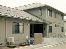 清潔感ある建物のエントランス
