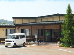 緑に囲まれた建物外観