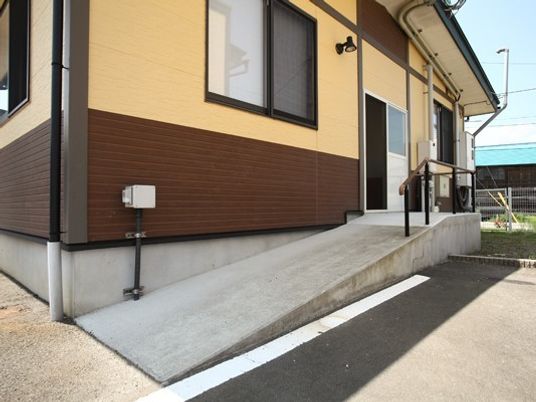 施設のスロープ付き外観