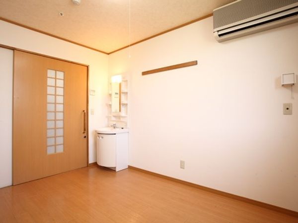 明るい和室の居室
