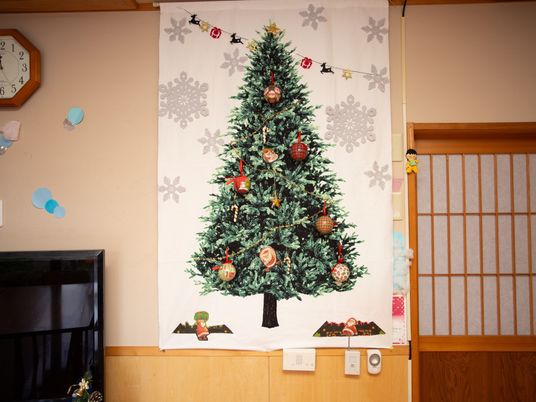 壁に掛けられたクリスマスツリー