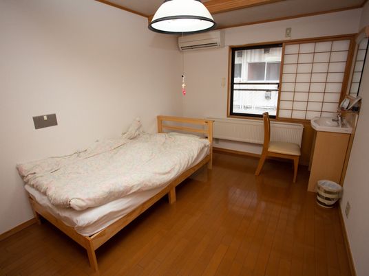 居室のベッドと窓