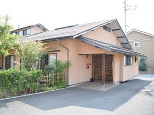 平屋建ての温かみある外観