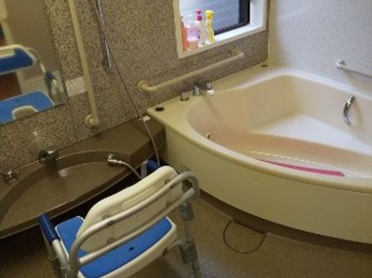 浴槽と車椅子の浴室  