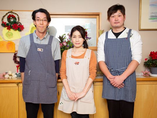 スタッフ3名が並ぶ様子