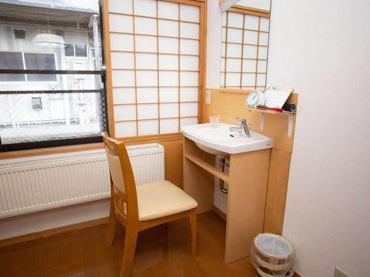 洗面台と椅子のある部屋